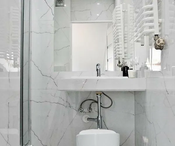 Elegant Center Pawlikowskiego 8 *